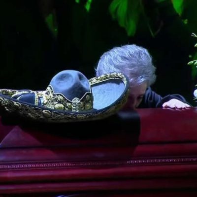 Doña ‘Cuquita’ besa ataúd de Vicente Fernández durante homenaje al ‘Charro del Huentitán’