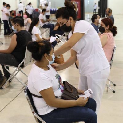 Acuden personas de 18 a 39 años de Mérida a recibir la cuarta dosis de refuerzo contra el Coronavirus