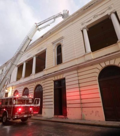 Bomberos de SSP controlan incendio en techo del teatro Peón Contreras