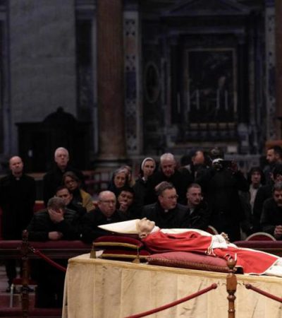 El día de hoy, 5 de enero, alrededor de las 9:30 en El Vaticano, tuvo lugar uno de las ceremonias más históricas de la iglesia católica; el funeral del Papa Emérito, Benedicto XVI, quien murió a los 95 años de edad.
