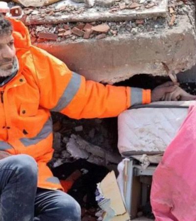 La historia detrás de la impactante foto de un hombre sosteniendo la mano de su hija muerta tras sismo en Turquía
