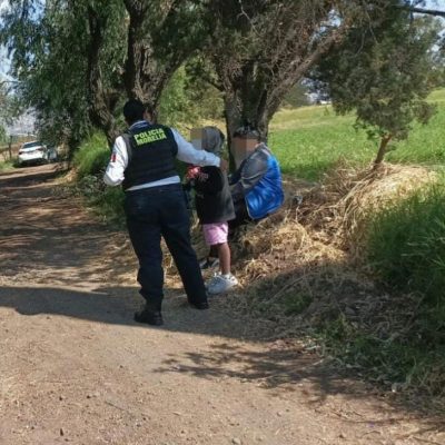 Madre venda los ojos de su hija y la abandona en un terreno baldío en Morelia
