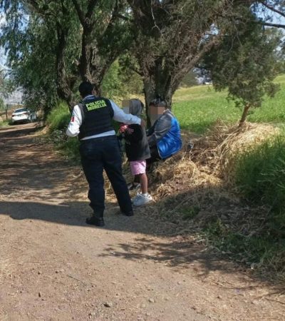 Madre venda los ojos de su hija y la abandona en un terreno baldío en Morelia