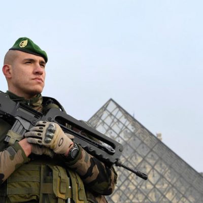 Evacúan aeropuertos en Francia por amenazas de seguridad; Palacio de Versalles es desalojado otra vez
